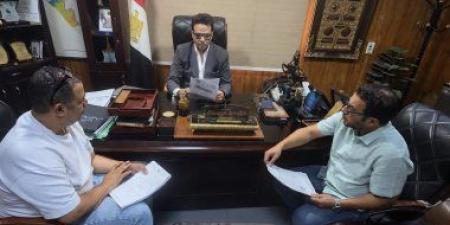 وكيل صحة سوهاج يبحث تطوير الخدمات بالمستشفيات وزيادة عدد الأسرة