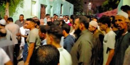 أهالى البحيرة يشيعون جثمان أحد ضحايا حادث الغرق شاطئ إدكو.. صور