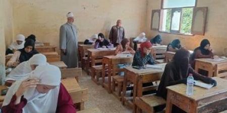 طلاب الأزهر بسوهاج يؤدون امتحان الكيمياء ورئيس المنطقة يتفقد لجان دار السلام
