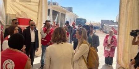 محافظ شمال سيناء يصطحب وفدا هولنديا لتفقد مخازن المساعدات الإنسانية بالعريش