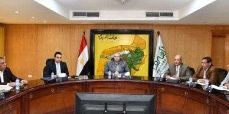 محافظ الفيوم يتابع معدلات الأداء بملف التصالح فى مخالفات البناء