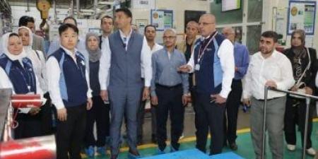 وزير الصناعة يتفقد مشروعات صناعية وتنموية بمنطقة كوم أبو راضى ببنى سويف