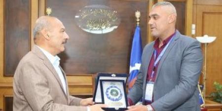 محافظ السويس يكرم بطلاً خاطر بحياته لإنقاذ طفلين من حريق شقة بفيصل
