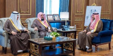 أمير الحدود الشمالية يطلع على برامج ومبادرات مركز الملك عبدالعزيز للتواصل الحضاري