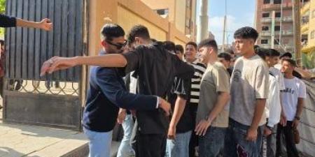 تفتيش بالعصا الإلكترونية وانتظام دخول طلاب الثانوية بالإسماعيلية.. فيديو
