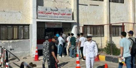 طلاب الثانوية العامة بالغردقة يؤدون امتحان اللغة الأجنبية الثانية.. فيديو وصور