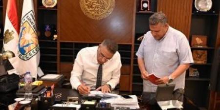 محافظ جنوب سيناء يعتمد عددًا من عقود تقنين الأراضى بمدينة شرم الشيخ