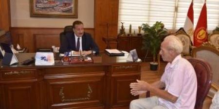 بعد سرقة سيارته التاكسى.. محافظ بورسعيد يتدخل لإنقاذ مصدر رزق رجل مسن