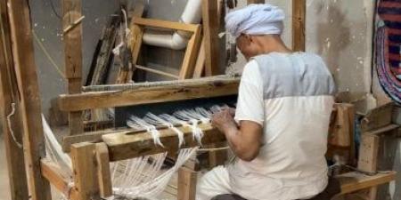 إرث لا يموت.. العم أحمد يدرب رجال وسيدات مجانا لصناعة الشال اليدوى بقنا.. صور