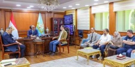 محافظ كفر الشيخ ينهي معاناة امتدت لأكثر من 24 عاماً ويسلم عقود أرض الجونة بالبرلس