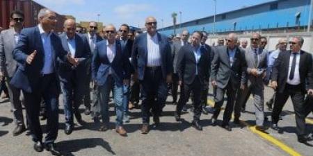 وزير الاستثمار يتفقد ميناء الدخيلة لبحث منظومة العمل