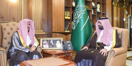 أمير منطقة جازان يستقبل عضو المحكمة العليا رئيس محكمة الاستئناف بجازان سابقًا