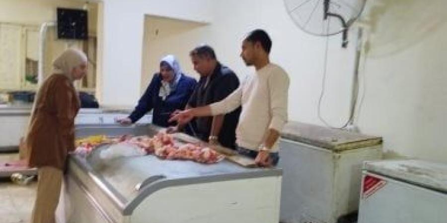 ضبط دهون ولحوم فاسدة داخل مخزن غير مرخص ببورسعيد.. صور