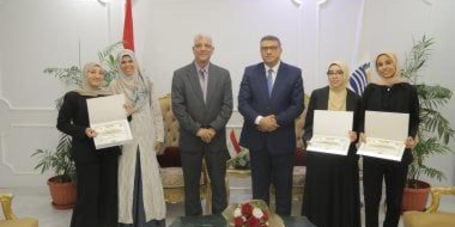 محافظ قنا يكرم الطلاب الحاصلين على المركز الأول بمسابقة كوديفر.. صور