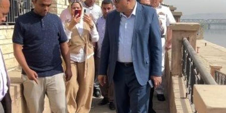 محافظ قنا يتفقد أماكن بكورنيش النيل فى نجع حمادى ويوجه بتلافى الملاحظات