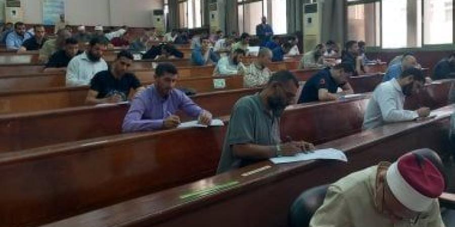 انطلاق الامتحانات التحريرية لطلاب كلية القرآن الكريم للقراءات وعلومها بطنطا