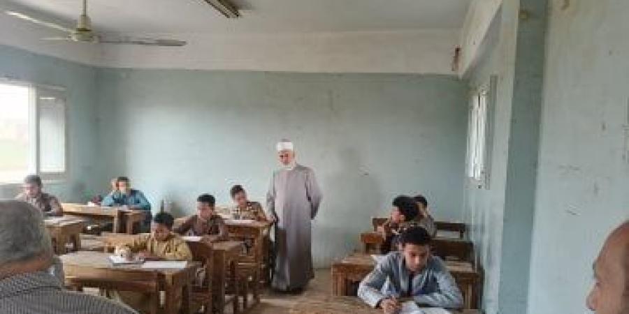 رئيس منطقة سوهاج الأزهرية يتفقد لجان امتحانات الابتدائية والإعدادية بالمنشاة