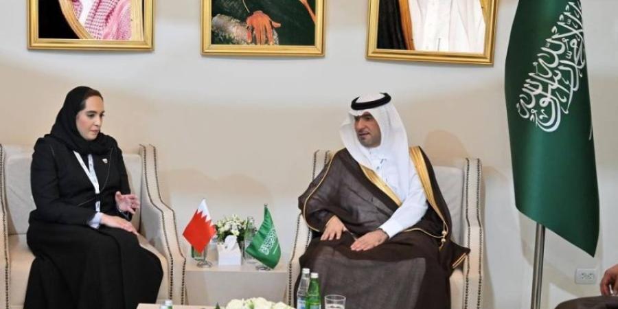 وزير البلديات والإسكان يعقد لقاءات ثنائية في باكو لبحث تعزيز التعاون في التنمية الحضرية والإسكان المستدام