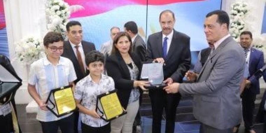 شقيقان بسوهاج يبتكران تطبيقا لخدمة ذوى الهمم من الصم والبكم.. فيديو