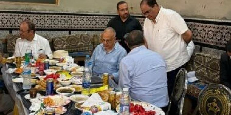 كرم القناوية.. وزير الرى يتناول بطيخ وعسل وفطير مشلتت مع مزارعين بقنا.. صور