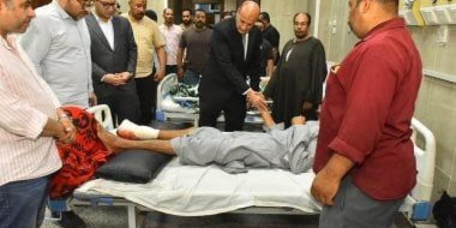 محافظ أسيوط يزور مصابي حادث أبنوب ويوجه بتوفير الرعاية الكاملة حتى تماثلهم للشفاء