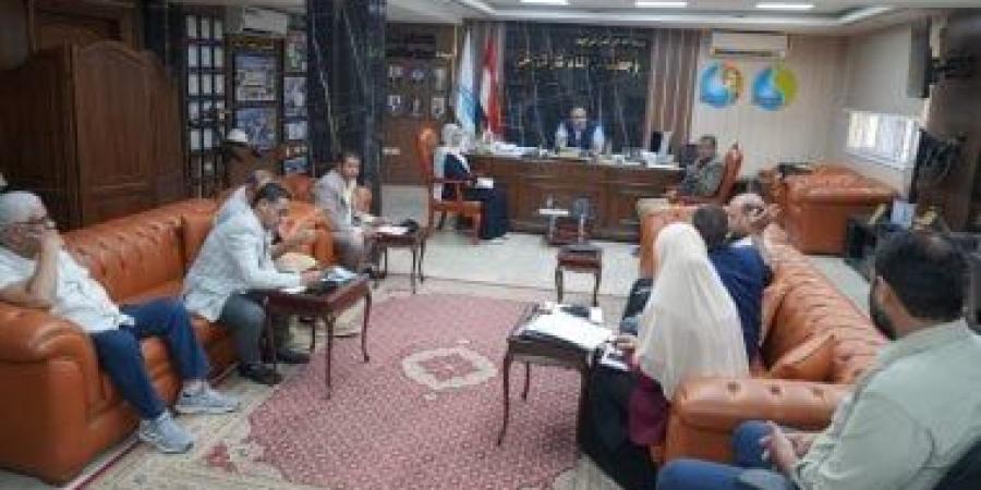 رئيس مياه سوهاج يبحث موقف تسليم المشروعات المنتهية والجارى تنفيذها