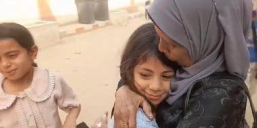 دموع وأحضان.. تلاميذ بقنا يودعون معلمتهم فى آخر يوم امتحانات