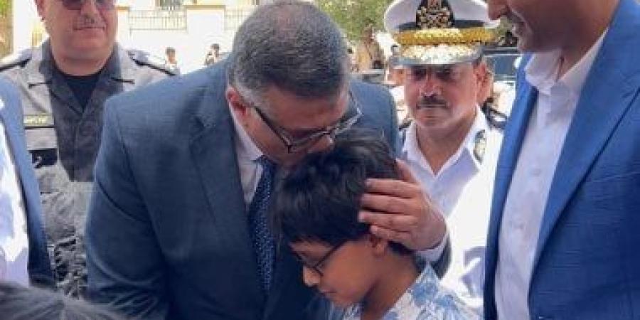 قبل رأس بن الشهيد.. محافظ قنا يفتتح مسجد الشهيد أحمد عبد الفتاح