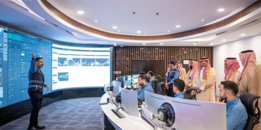وزير الداخلية يزور مركز عمليات الحج للشركة السعودية للطاقة بمنى