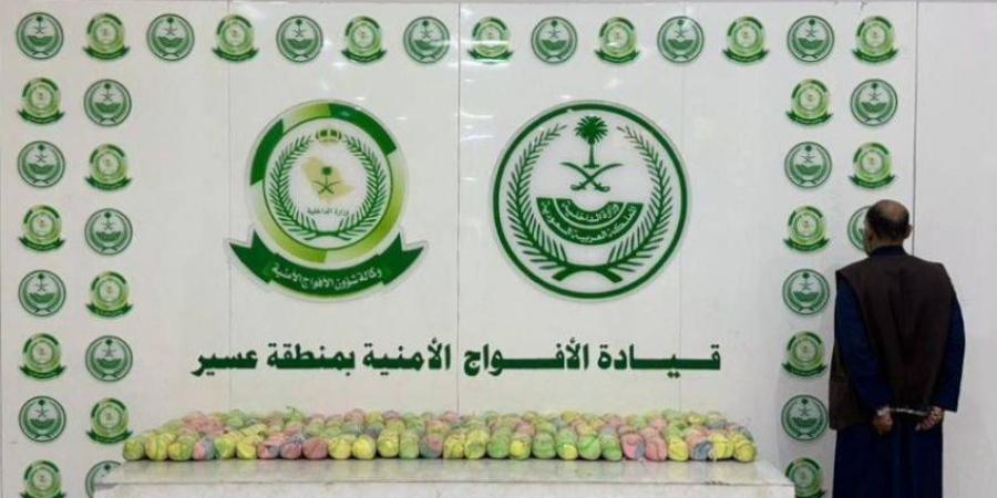 دوريات الأفواج بعسير تقبض على شخص لترويجه 20 كجم من نبات القات المخدر