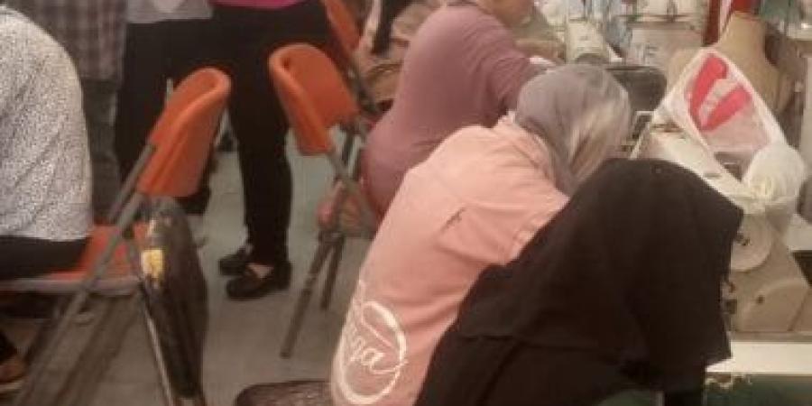 العربة المتنقلة.. ورشة متنقلة للتدريب المهني لشباب وفتيات القرى في أسيوط.. صور