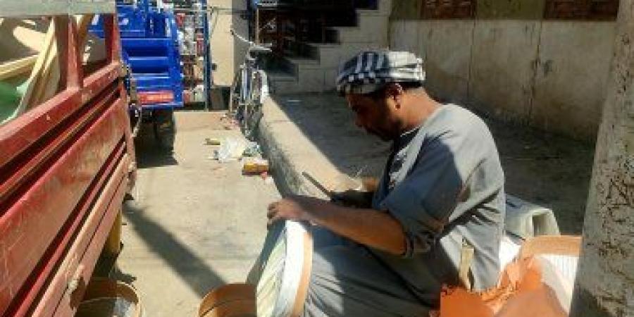 من جيل لجيل.. قصة عبد الواحد مع الغربال وصواني الصاج في قنا.. صور