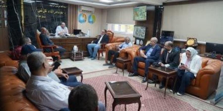 مياه سوهاج توقع عقود تنفيذ مشروعات توسعات محطتى رفع صرف صحى بمركز طهطا