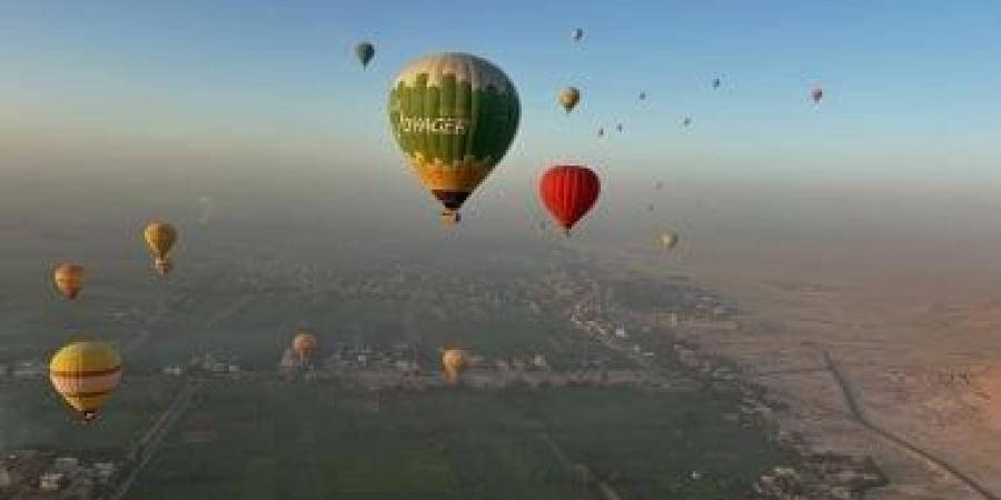 سماء الأقصر تشهد تحليق 22 رحلة بالون طائر تقل 550 سائحا.. صور