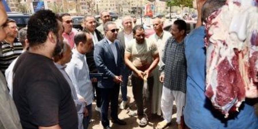 محافظ المنوفية يتفقد منفذ بيع لحوم وزارة الزراعة ويهنئ المواطنين بعيد الأضحي