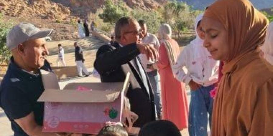 رئيس مدينة سانت كاترين يهنئ الأهالي بعيد الأضحى ويوزع العيدية على الأطفال