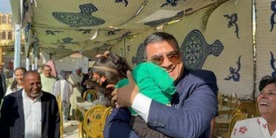 محافظ قنا يشارك أطفال دور الرحمة وأسر الشهداء وذوى الهمم فرحة عيد الأضحى.. صور