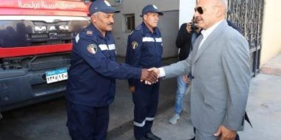 محافظ السويس يتفقد نقطة إطفاء المثلث ويهنئ رجال الحماية المدنية بعيد الأضحى