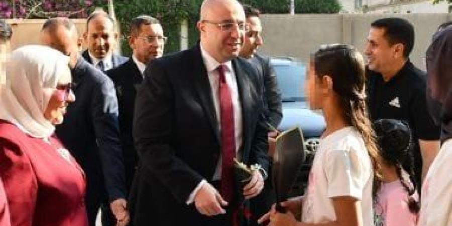 محافظ الفيوم يزور الأطفال الأيتام بجمعية تحسين الصحة لتهنئتهم بعيد الأضحى