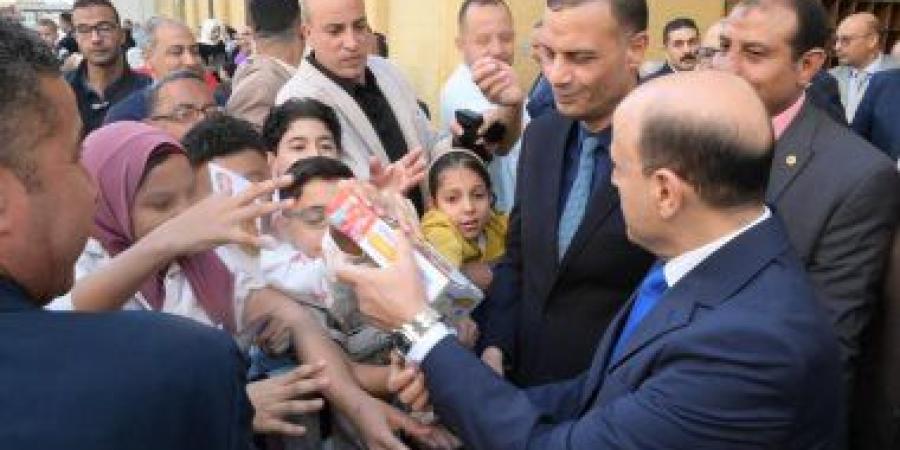 محافظ الغربية يشارك أهالي طنطا فرحة العيد.. ويهدي الأطفال هدايا الرئيس