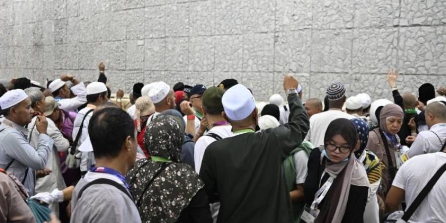 حجاج بيت الله الحرام يواصلون رمي الجمرات في آخر أيام التشريق