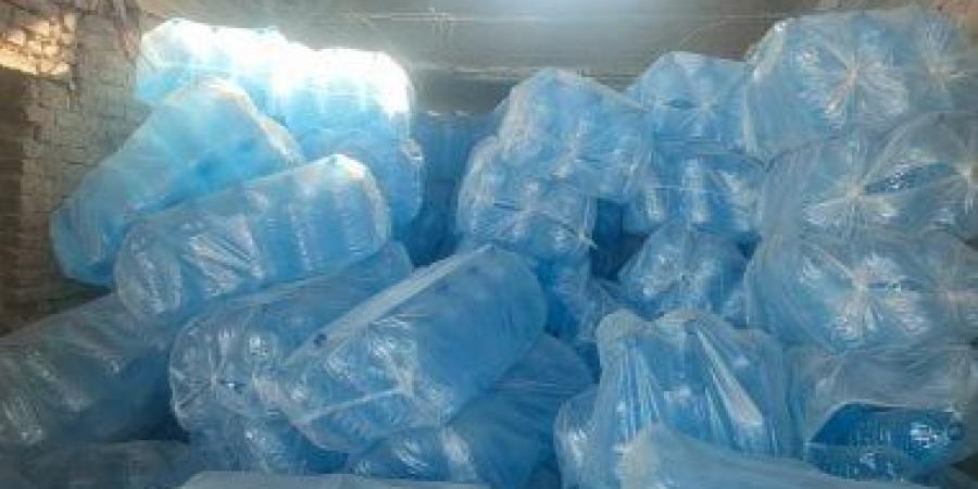 ضبط مصنع مياه غير مرخص بالعين السخنة وتحريز 1100 قارورة مخالفة