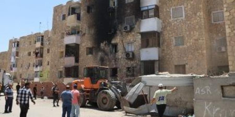 لجنة هندسية متخصصة تعاين عقارا بحى ثالث الإسماعيلية عقب حريق بالدور الأرضى