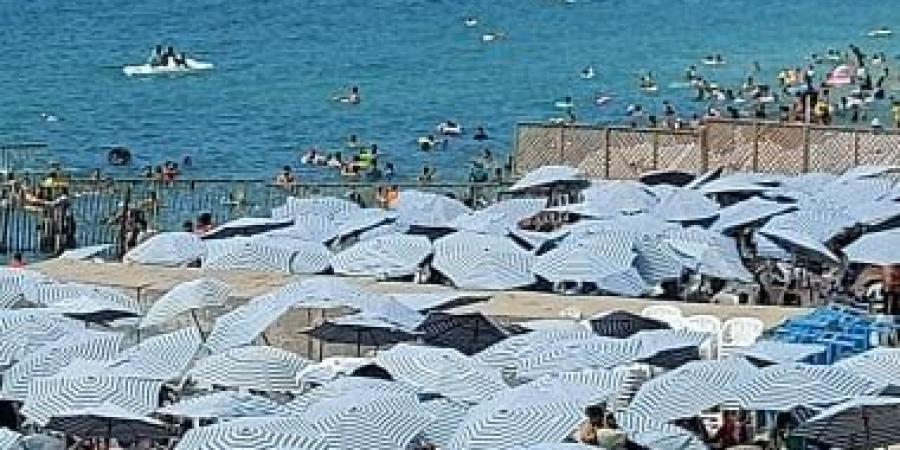 إقبال متزايد على شواطئ الإسكندرية في آخر أيام عيد الأضحى.. فيديو وصور