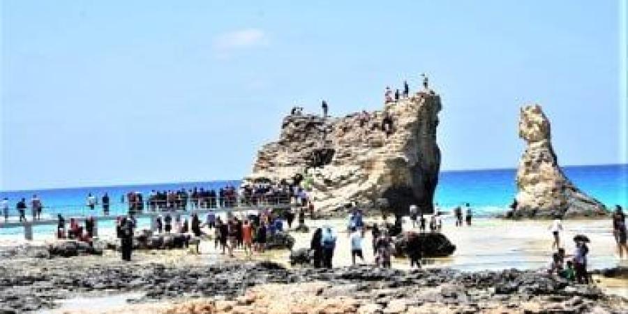 حمام كليوباترا.. عندما تحيط بك مياه البحر فى أجمل مزار طبيعى ضمن معالم مطروح