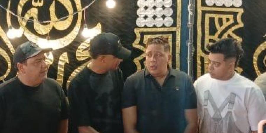 عصام صاصا يواسي حمو بيكا في عزاء والده بالاسكندرية.. فيديو