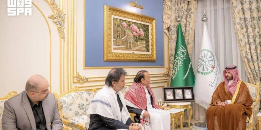 وزير الدفاع ينقل تعازي القيادة في وفاة الرئيس اليمني السابق