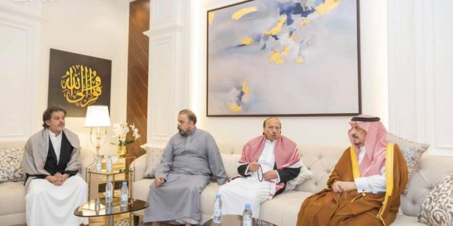 أمير الرياض ونائبه يعزيان في وفاة الرئيس عبد ربه