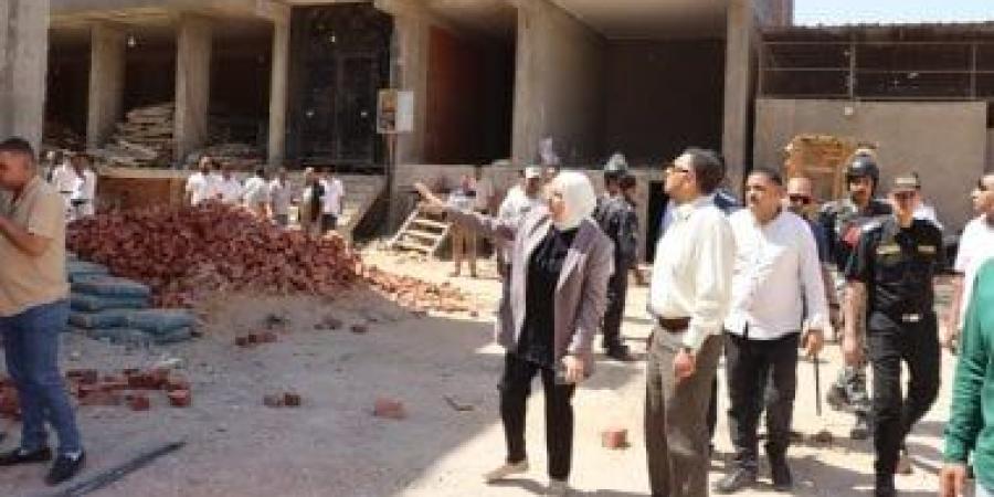 مالكه استغل إجازة العيد.. محافظ القليوبية يشهد إزالة مبنى مخالف بشبرا الخيمة