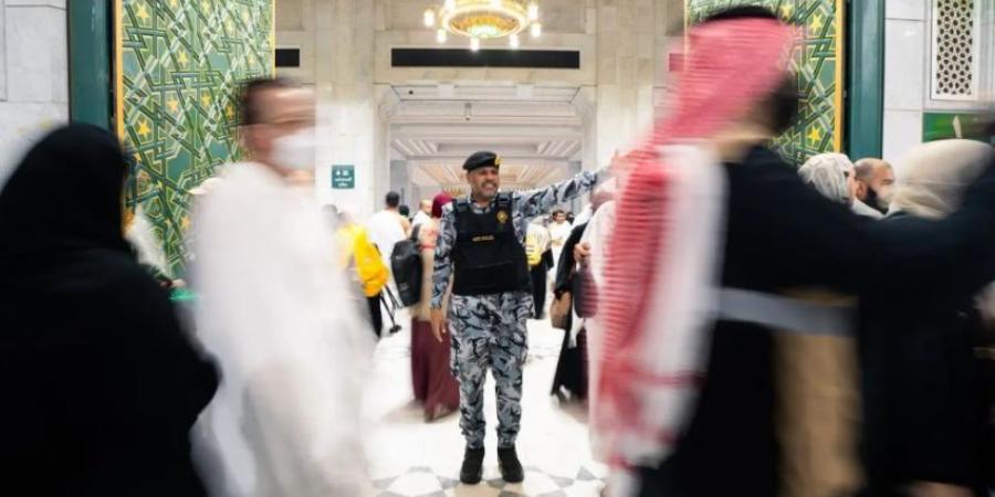 رجل الأمن السعودي .. مشاهد إنسانية تتكرر كل عام